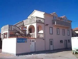 Polic Apartment *