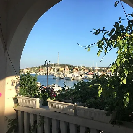 Apartment Polic *